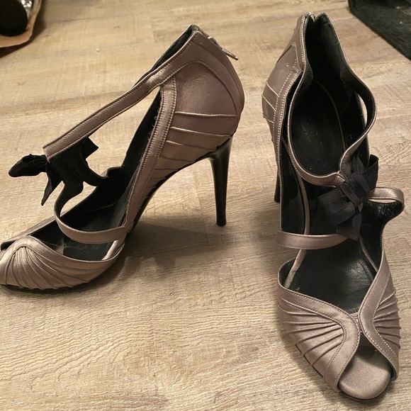 Authentic Gucci rare peep-toe grey satin heels - Picture 4 of 8